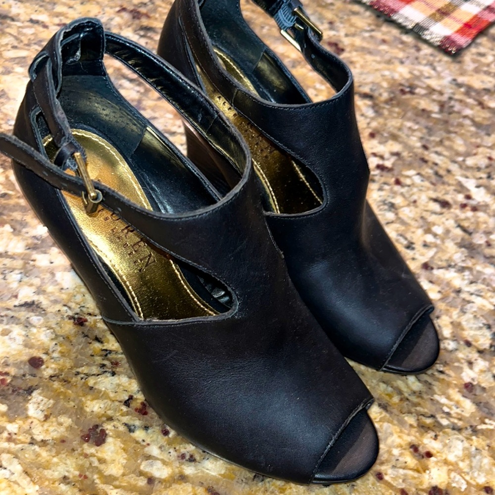 Ralph Lauren Wedge black leather with open toe and strap! Well taken care🩷6